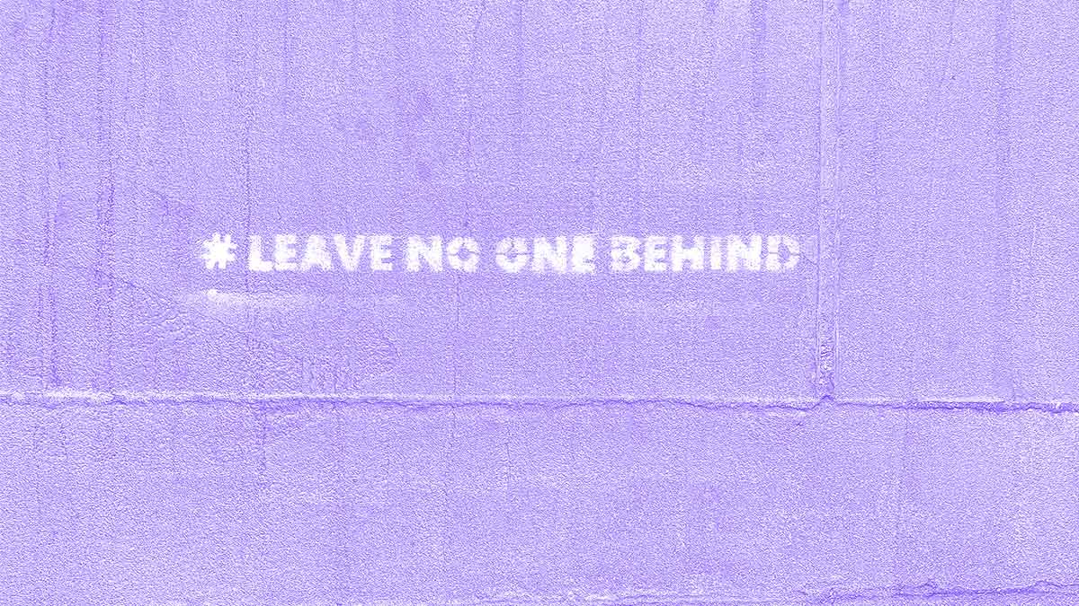frase escrita em muro roxo